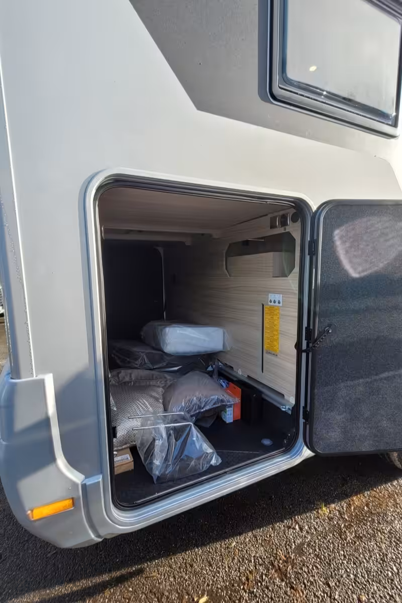 770246 09 Adria CompactSupremeDL SMC15818