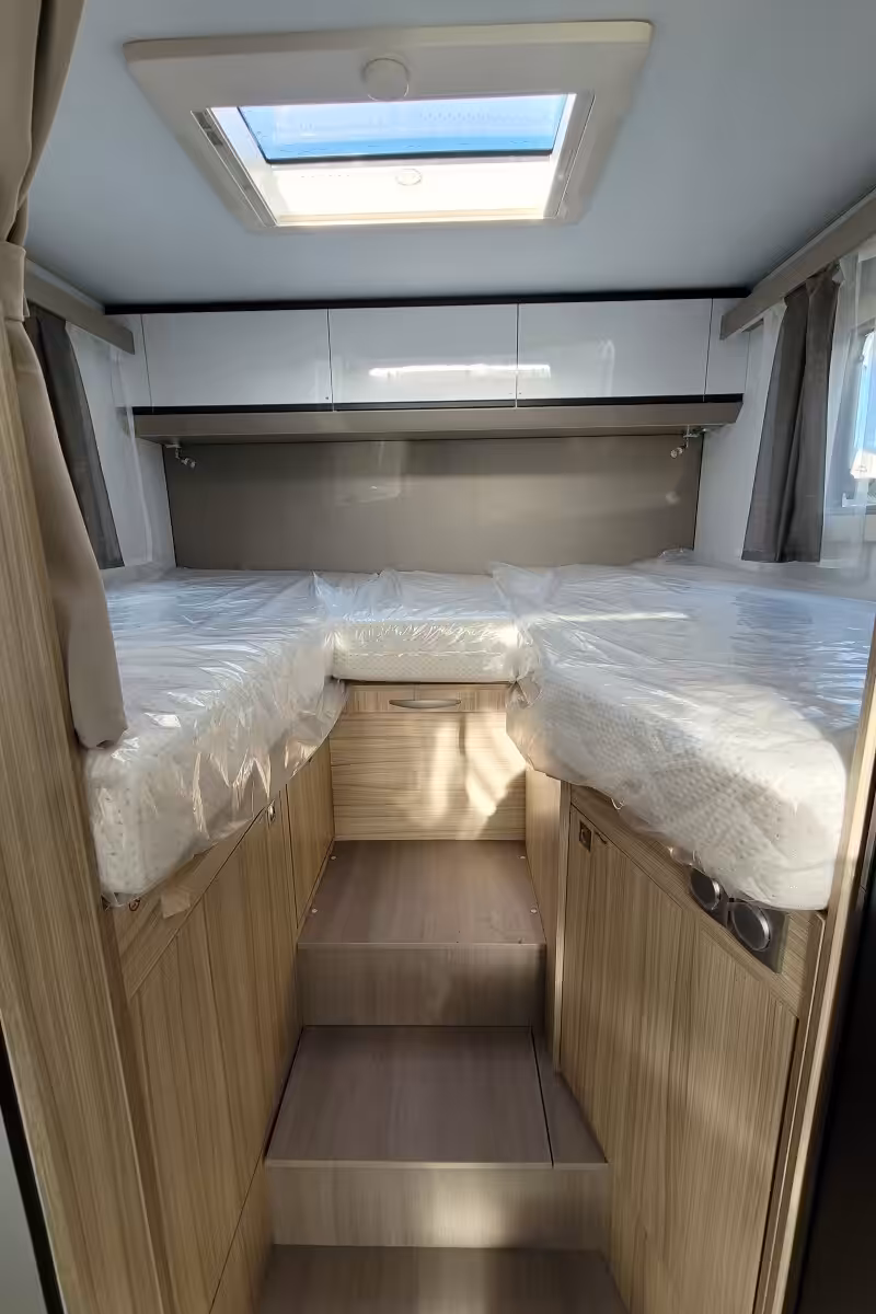770246 26 Adria CompactSupremeDL SMC15818