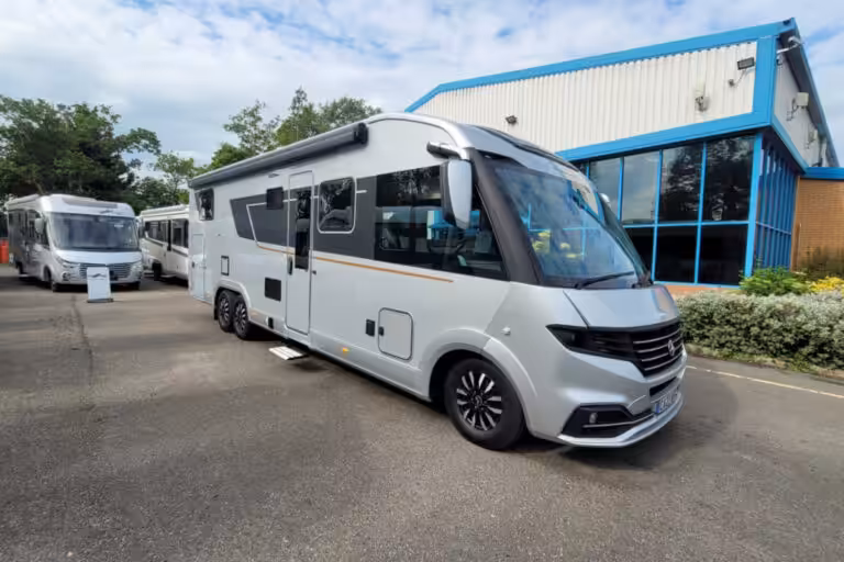 780F46 02 Adria Supersonic 890LL CA23WFM