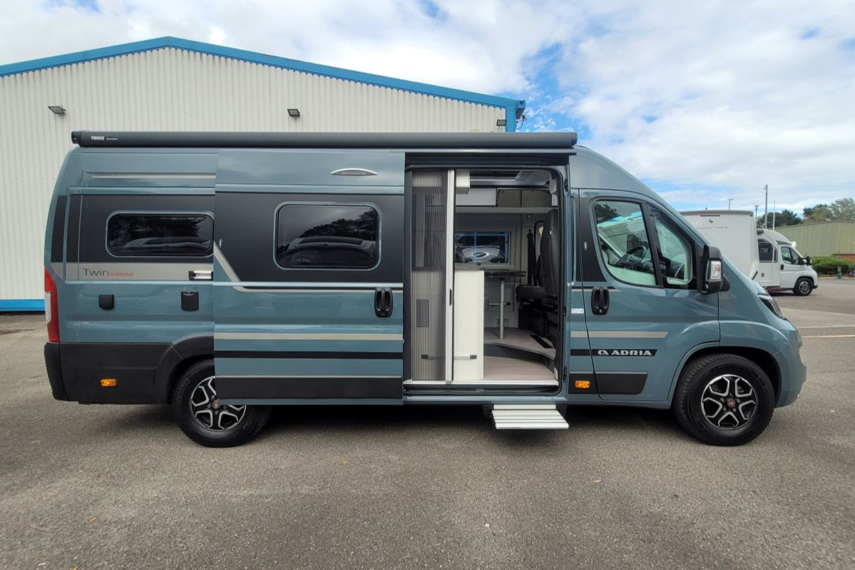 7896AA 04 Adria Twin Supreme 640 Slb CL73VSJ