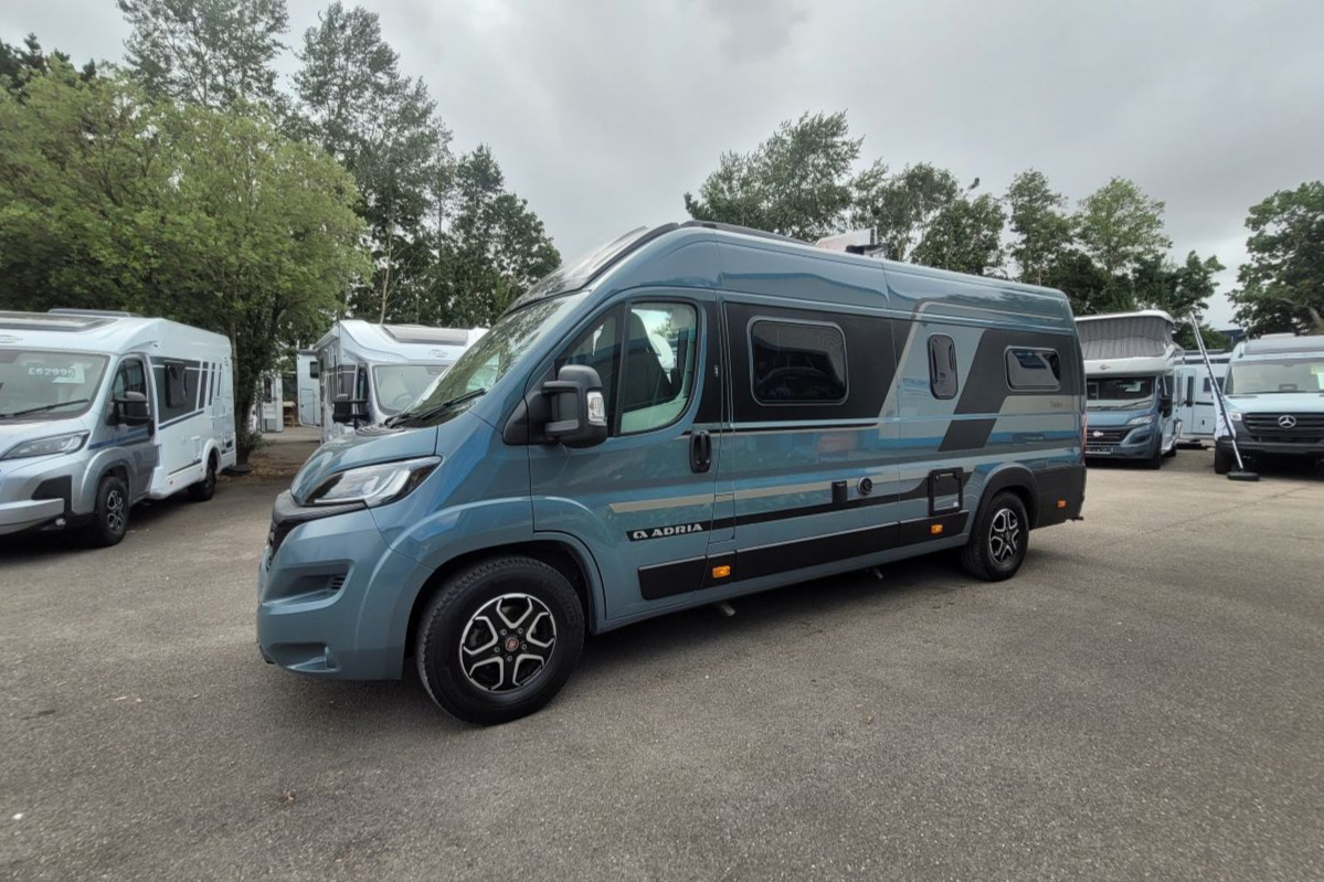 7896AA 08 Adria Twin Supreme 640 Slb CL73VSJ