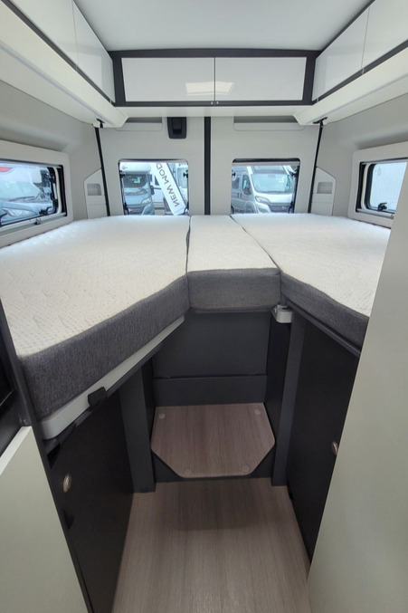 7896AA 23 Adria Twin Supreme 640 Slb CL73VSJ