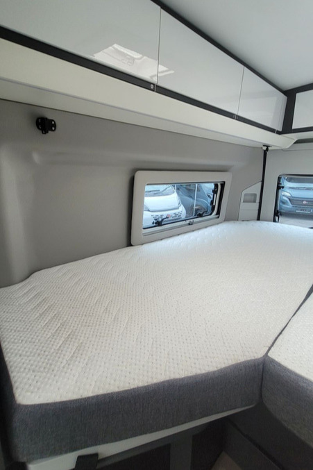 7896AA 24 Adria Twin Supreme 640 Slb CL73VSJ