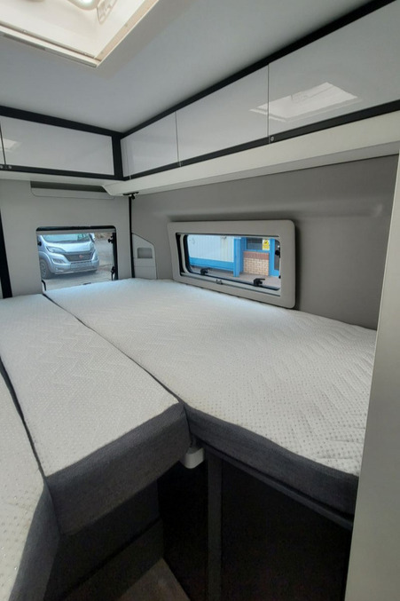7896AA 25 Adria Twin Supreme 640 Slb CL73VSJ