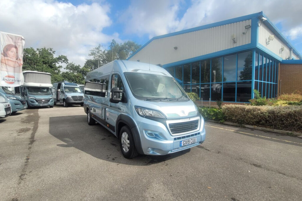78C546_01-autosleeper-warwick-xl-GX19CUU.jpg